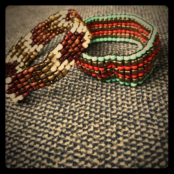 Jewelry - Set of 2 stretchy beaded bracelets